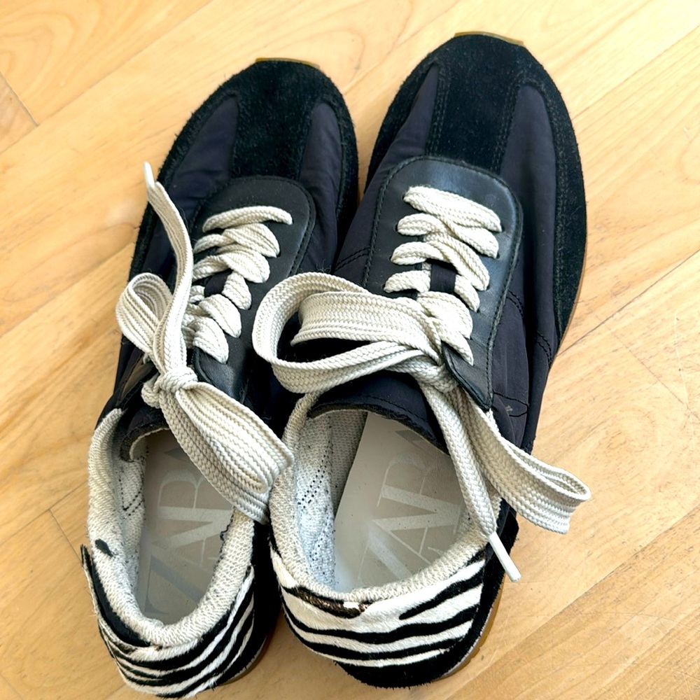 Zara blk/wht suede/zebra sneakers. Size 40. Lightweight.